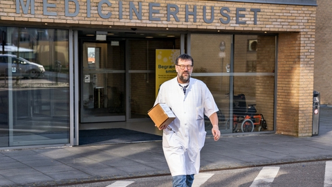 Ledende overlæge på den infektionsmedicinske afdeling på Aalborg Universitetshospital Henrik Nielsen siger, at det ikke længere giver mening at have en særlig intensivafdeling for coronapatienter.