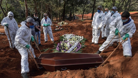 En kiste med liget af et af ofrene for coronavirusset sænkes i jorden på en kirkegård i Sao Paulo i Brasilien, hvor der er over 20.000 dødsfald blandt de coronasmittede.