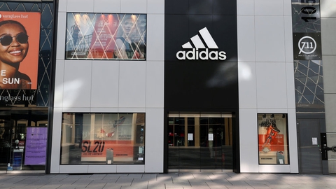 Adidas har i første kvartal været ramt af, at flere af selskabets butikker har været lukket. (Arkivfoto)