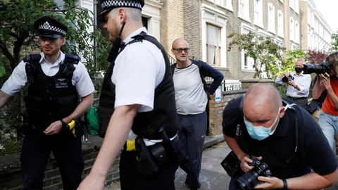 Presset øges på Dominic Cummings, der er Boris Johnsons strategiske toprådgiver. Han siger, at han ikke fortryder, at han midt under den strenge britiske coronanedlukning valgte at køre sin familie til det nordøstlige England.