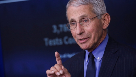 Den 79-årige topsundhedsrådgiver Anthony Fauci er foreløbig testet negativ. Men han vil som en forholdsregel arbejde hjemmefra, blive testet hver dag og gå med mundbind de næste 14 dage. (Arkivfoto)