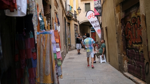 Indehavere af souvenirbutikker og en cykel-udlejningsforretning spiller bold på gaden i Barcelona, mens de venter på turisterne, efter indførelse af nye restriktioner på grund af coronakrisen.
