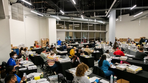 Valgtilforordnede tæller stemmer i Atlanta, Georgia, på valgnatten i sidste uge. Nu skal stemmerne tælles en ekstra gang - og så måske en gang mere.