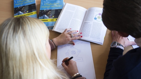 En række studerende fokuserer meget på, hvor høje karakterer de får. Skal karakterræset mindskes, er det vigtigt, at politikerne går ind og ændrer ved, hvor meget de fylder, mener Danske Gymnasieelevers Sammenslutning, som foreslår, at der eksempelvis ses på adgangskrav. (Arkivfoto).