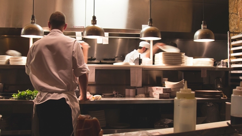 Medarbejdere i hotel- og restaurationsvirksomheder kan hjemsendes uden løn. Det oplyser Dansk Erhverv. (Foto: Michael Browning/Unsplash)
