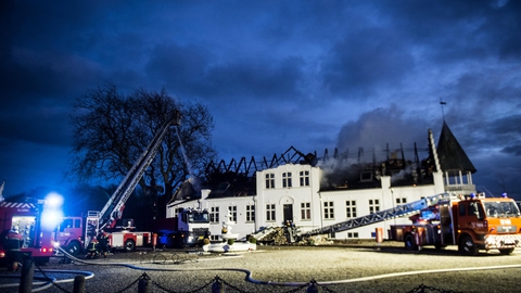 Brandvæsenet arbejdede mandag med at slukke en brand på Bjørnmose Gods nær Svendborg. Hovedbygningen vurderes at være ødelagt.