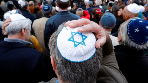Hundredvis af jøder demonstrerede foran en jødisk synagoge i Berlin i 2018 mod en hadforbrydelse mod en ung mand, der bar den jødiske hovedbeklædning, kippa.