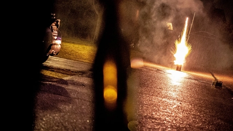 Hvis det blæser mere end fem meter i sekundet, skal man fordoble sikkerhedsafstanden, lyder det fra Sikkerhedsstyrelsen forud for regnfuld og blæsende nytårsaften. (Arkivfoto).