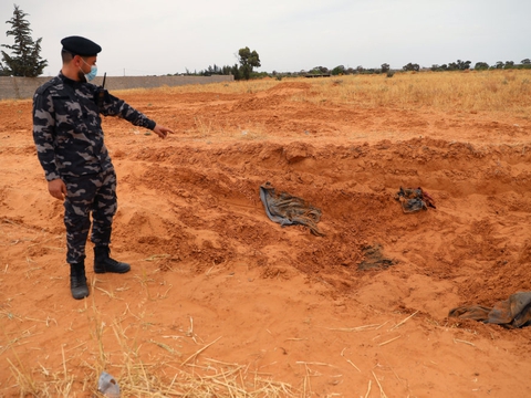 Medlem af regeringsstyrkerne, som er loyale mod Libyens internationalt anerkendte regering, peger på massegrav, som er fundet i byen Tarhuna.