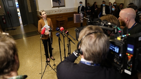 Statsminister Mette Frederiksen (S) siger tirsdag, at regeringen holder fast i sin kurs og ønsker at hjælpe 19 danske børn i den syriske flygtningelejr al-Hol, men uden at det inkluderer en hjemtagelse af børnene. (Arkivfoto)