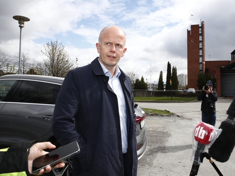 Tom Hagens advokat, Svein Holden, fortæller, efter at have talt med Tom Hagen på politistationen i Lillestrøm, at Hagen nægter sig skyldig.