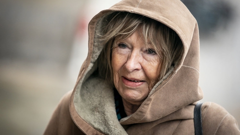 Tidligere minier, partiformand og generalsekretær Mimi Jakobsen er torsdag mødt op i Københavns Byret i sag, hvor hun har sagsøgt partistifter Rasmus Paludan for injurier. Sagen skulle have været behandlet i marts sidste år, men blev aflyst grundet corona-nedlukning.