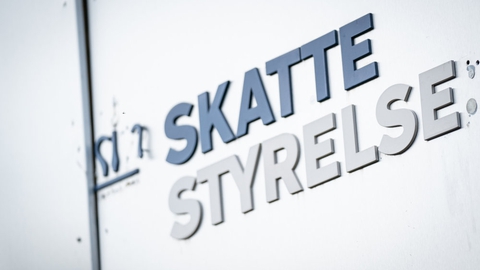 Skattestyrelsen begynder fredag at udbetale penge til borgere, der sidste år betalte for meget i skat. (Arkivfoto)
