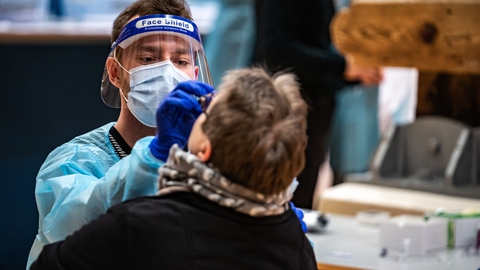 Falck har fundet otte nye smittetilfælde af coronavirus ved lyntest i to danske lufthavne. (Arkivfoto)