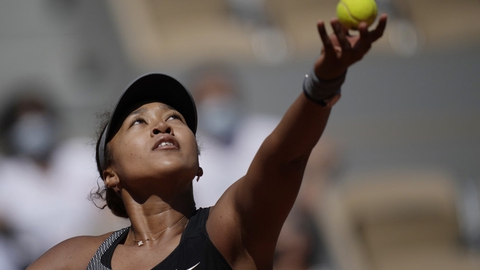 Osaka server under sin førsterundekamp ved French Open, som endte med japansk sejr.