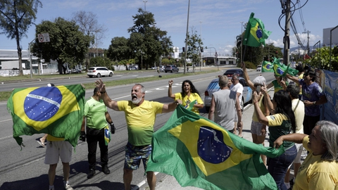 Demonstranter i Brasilien bakker op om præsident Jair Bolsonaros protester mod landets guvernører, der blandt andet lukker delstaterne ned.