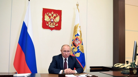 En tidligere guvernør i en russisk region har udfordret præsident Vladimir Putin med et sagsanlæg. Sagen er den første af sin art i Rusland i årtier.