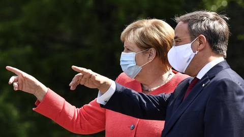 Armin Laschet (til højre) håber på at overtage posten som forbundskansler, som Angela Merkel (til venstre) har meddelt, at hun forlader inden det tyske valg i september.
