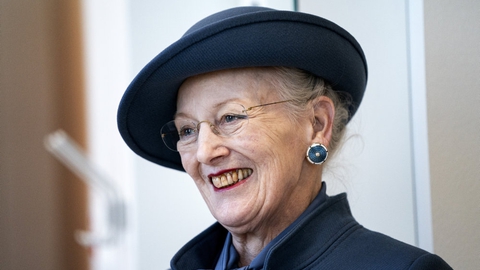 På grund af coronasituationen i Danmark beder dronning Margrethe om ikke at få blomster tilsendt, når hun fylder 80 år 16. april. I stedet bør folk sende blomster til ældre, der har det svært for tiden, mener hun.