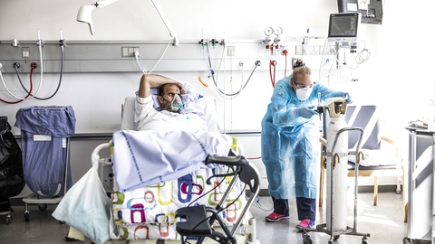 Covid-19 patient Salim Aladdin på 54 år er i genoptræning med fysioterapeut Caroline Baunsøe Nielsen på lungemedicinsk afdeling på Bispebjerg Hospital i København torsdag den 7. maj 2020.  (Foto: Ólafur Steinar Gestsson/Ritzau Scanpix)