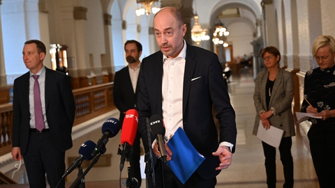 Justitsminister Nick Hækkerup, Sundhedsminister, Magnus Heunicke Børne- og undervisningsminister, Pernille Rosenkrantz-Theil, formand for KL, Jacob Bundsgaard og Ulla Astman fra Danske Regioner holder doorstep om en forventet styrket fremtidig testindsats, i Folketinget foran Landstingssalen på Christiansborg i København, onsdag den 17. februar 2021.