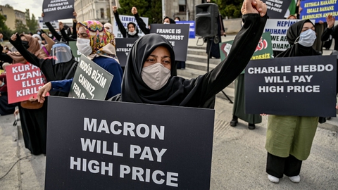 Demonstranter er søndag gået på gaden i Istanbul, efter det franske magasin Charlie Hebdo har trykt Muhammed-tegninger.