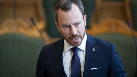 Venstres formand Jakob Ellemann-Jensen vil sætte gang i dansk økonomi ved at give danskerne en skatterabat i resten af 2020. Venstre foreslår konkret at halvere momsen fra 25 til 12,5 procent, så varer blive billigere for danskerne at købe.