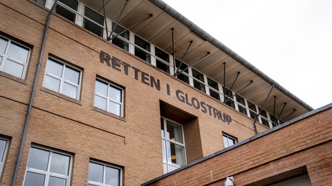 Retten i Glostrup behandler over to dage en sag om mishandling, trusler og voldtægt. En 25-årig mand er tiltalt for blandt andet at have trampet en kvinde i hovedet samt truet med at slå hende ihjel.