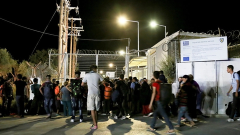 Tusindvis af migranter og flygtninge måtte evakueres, da der udbrød brand i lejren på den græske ø Lesbos.