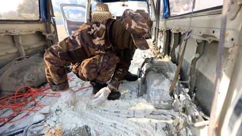 En bombeekspert undersøger en kassevogn med sprængstoffer, som blev taget fra talibanere i byen Jalalabad. Hvert år bliver tusindvis af civile afghanere dræbt eller såret i angreb, som Taliban eller andre militante grupper i Afghanistan står bag.