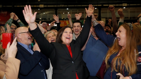 Sinn Féins leder, Mary Lou McDonal, fejrede søndag den store fremgang med sine støtter, da de første valgstedsmålinger løb ind.