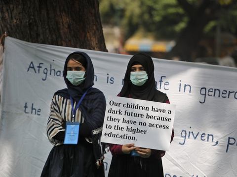 Afghanske flygtningekvinder i Indien markerer Den Internationale Kvindedag i New Delhi. I den amerikanske kongres, hvor mange medlemmer er skeptiske over for USA's planer om at trække landets sidste 2500 soldater ud af Afghanistan, er der frygt for kvinders fremtid under et muligt jihadistisk regime i Kabul.