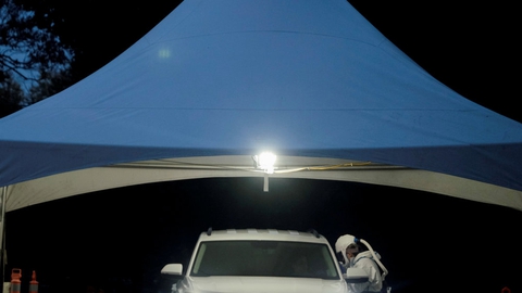 En sundhedsarbejder udfører en coronatest på en bilist ved et hospital i Green Bay i delstaten Wisconsin. (Arkivfoto)