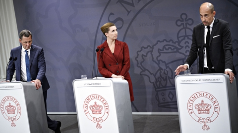Statsminister Mette Frederiksen (S) justitsminister Nick Hækkerup (S) og sundheds- og ældreminister Magnus Heunicke (S) under pressemøde i Spejlsalen i Statsministeriet om COVID-19 tirsdag den 12. maj 2020. (Foto: Philip Davali/Ritzau Scanpix)