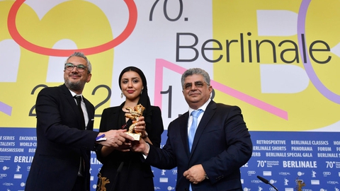 Vinderen af Guldbjørnen ved filmfestivalen i Berlin, den iranske instruktør Mohammad Rasoulof, skal et år i fængsel. Det oplyser hans advokat ifølge NTB, fordi de iranske myndigheder mener, at hans prisbelønnede film er "propaganda mod systemet".