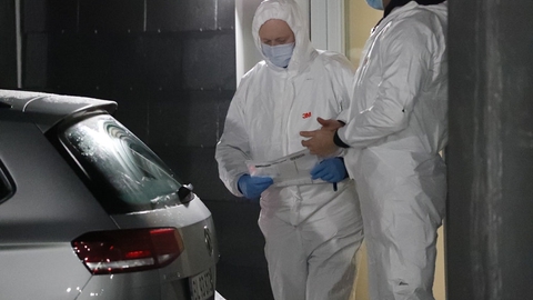 I flere dage har politiet været tavs om en omfattende aktion i blandt andet Holbæk, hvor mindst 13 personer blev anholdt. Torsdag fortæller PET, at de anholdte er sigtet for at have planlagt et eller flere terrorangreb. Ifølge det tyske medie Spiegel kom politiet på sporet af sagen, da en mand i Danmark bestilte mistænkelige kemikalier i Polen, der skulle leveres til hans bror i Tyskland.