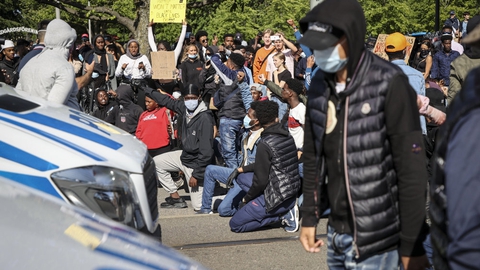 Demonstranter knæler i forbindelse med en Black Lives Matter-demonstration i Göteborg. Politiet opløste demonstrationen, men mange af de omkring 2000 deltagere fortsatte optoget gennem byen, mens andre knuste butiksruder og kastede flasker efter politiet.