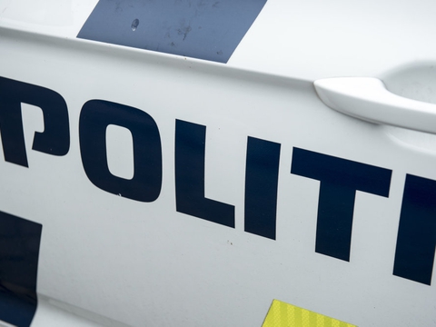 Midt- og Vestjyllands Politi rykkede søndag ud til en ulykke på Løvskal Landevej nord for Bjerringbro. En bilinspektør skal undersøge stedet. (Arkivfoto)