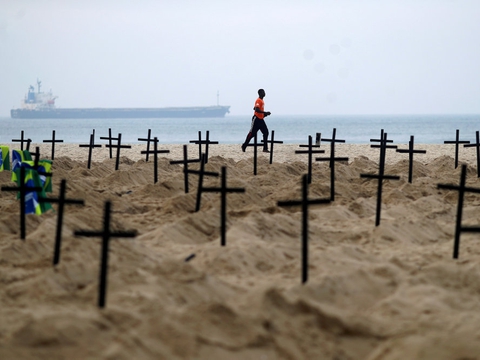 En gruppe aktivister fra Rio de Janeiro har opstillet 100 kors på stranden Copacabana som et symbol på de mange liv, som coronavirusset har taget. Fredag er der registreret yderligere 909 dødsfald i Brasilien.