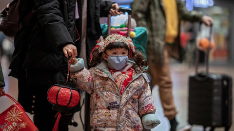 En pige bærer ansigtsmaske i Kinas hovedstad, Beijing. Over 800 personer i Kina er smittet med coronavirusset. Derudover undersøges flere end 1000 personer yderligere. De mistænkes at være smittet med virusset.