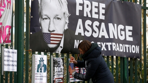 Julian Assange sidder i øjeblikket varetægtsfængslet i et fængsel i London, mens han venter på en høring om udlevering til USA. (Arkivfoto)