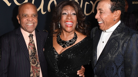 Mary Wilson (i midten) ses her sammen med Motown-stifter Berry Gordy (til venstre) og sanger Smokey Robinson (Arkivfoto).