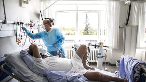 Covid-19 patient Salim Aladdin på 54 år er i genoptræning med fysioterapeut Caroline Baunsøe Nielsen på lungemedicinsk afdeling på Bispebjerg Hospital i København torsdag den 7. maj 2020. (Foto: Ólafur Steinar Gestsson/Ritzau Scanpix)