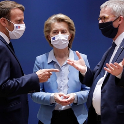 Jeppe Tranholm Mikkelsen (th) er blevet testet positiv for coronavirus torsdag. I sidste uge deltog han ved topmøde mellem EU's stats- og regeringschefer. (Arkivfoto)