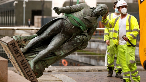 Plantageejeren og købmanden Robert Milligan (1746-1908) grundlagde Londons West India Docks, der udviklede sig til et knudepunkt for global handel i Storbritanniens tid som kolonimagt. Tirsdag blev statuen fjernet.