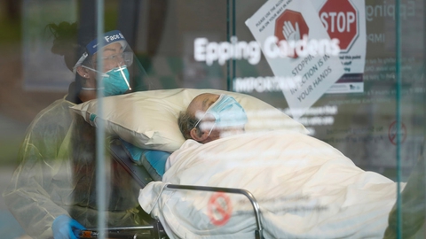 En beboer bliver kørt væk fra et plejehjem i byen Melbourne i delstaten Victoria. Delstaten er epicentret for Australiens anden bølge med coronavirus. (Arkivfoto)