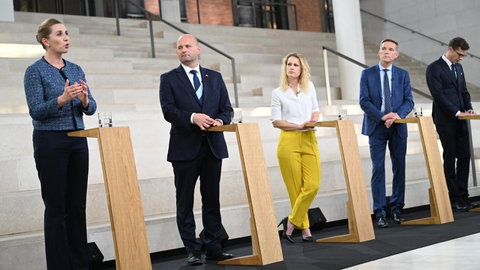 Statsminister Mette Frederiksen (tv) siger forud for en tv-debat, at hun ikke længere frygter italienske tilstande i Danmark.