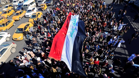 Irakiske sikkerhedsstyrker skød søndag med skarpt mod hundredvis af demonstranter i det centrale Bagdad, siger øjenvidner og en kilde i sikkerhedsstyrkerne til Reuters. Studenter skal have kastet med sten og molotovcocktails. Mindst 17 meldes såret ved de voldsomme sammenstød, som sker efter adskillige demonstranter blev dræbt lørdag.