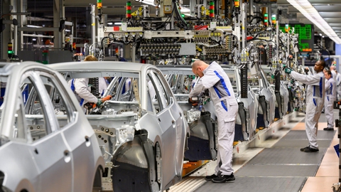 Bilarbejdere i gang med at samle Volkswagens nye elektiske bil ID,3 på fabrikken i Zwickau. Den tyske bilfabrik har klaret sig lidt bedre gennem coronakrisen end de øvrige bilproducenter. I bunden ligger Fiat Chrysler, hvis bilsalg faldt med 76,6 procent i marts.