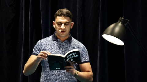 (ARKIV) Digteren Yahya Hassan lukker Bogforum i Bella Center, søndag den 17. november 2019. Digteren Yahya Hassan er død. Det skriver BT, der har fået dødsfaldet bekræftet af den nærmeste familie. Det skriver Ritzau, torsdag den 30. april 2020. (Foto: Ida Guldbæk Arentsen/Ritzau Scanpix)